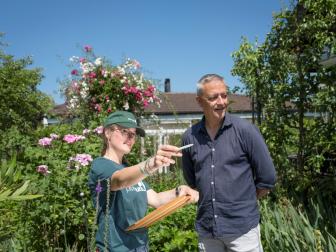 Bei einer kostenlosen Beratung vor Ort erfahren Gartenbesitzer:innen was sie konkret in ihrem Garten für die Natur tun können. © Daniel Rihs