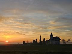 Gemeindehaus mit Sonnenuntergang (Foto E. Schenk)
